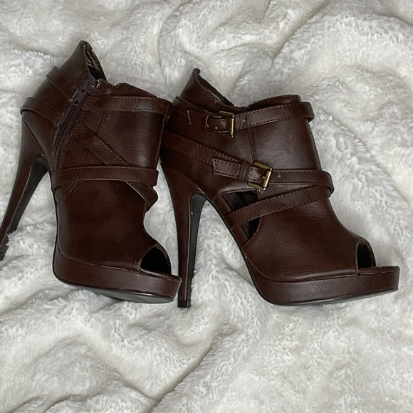 Delicious brand ankle bootie heel - Picture 2 of 6